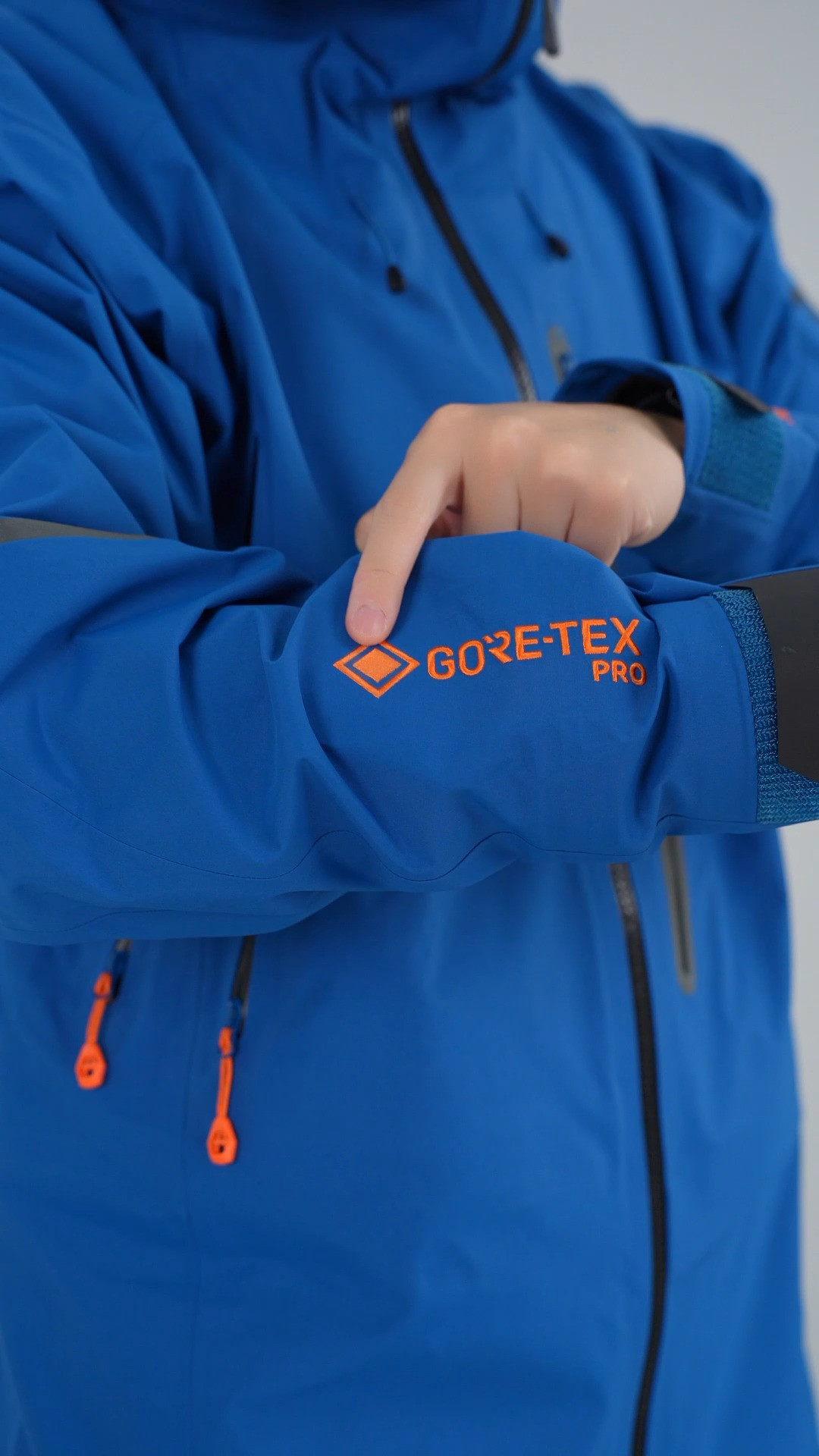 GORE-TEX硬壳如今两代膜混着卖：付尾款前先看吊牌有没有这俩字，ePE、PRO、C-KNIT真不是高低档