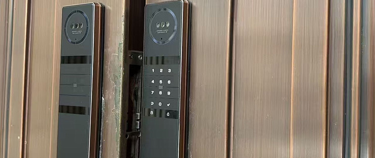指纹锁搭配钥匙孔，应急开锁备用