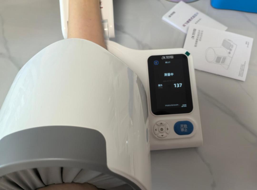 33岁高血压小伙穿短袖“秋冻”，脑出血进了ICU：冷风不是用来扛的