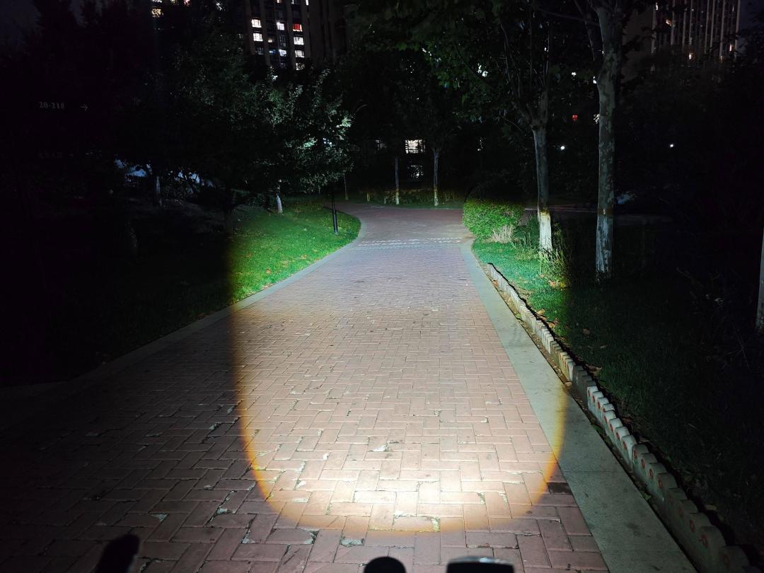 夜骑的灯越换越亮,别人却越来越看不见:流明、照度和截止线,才是该看的地方