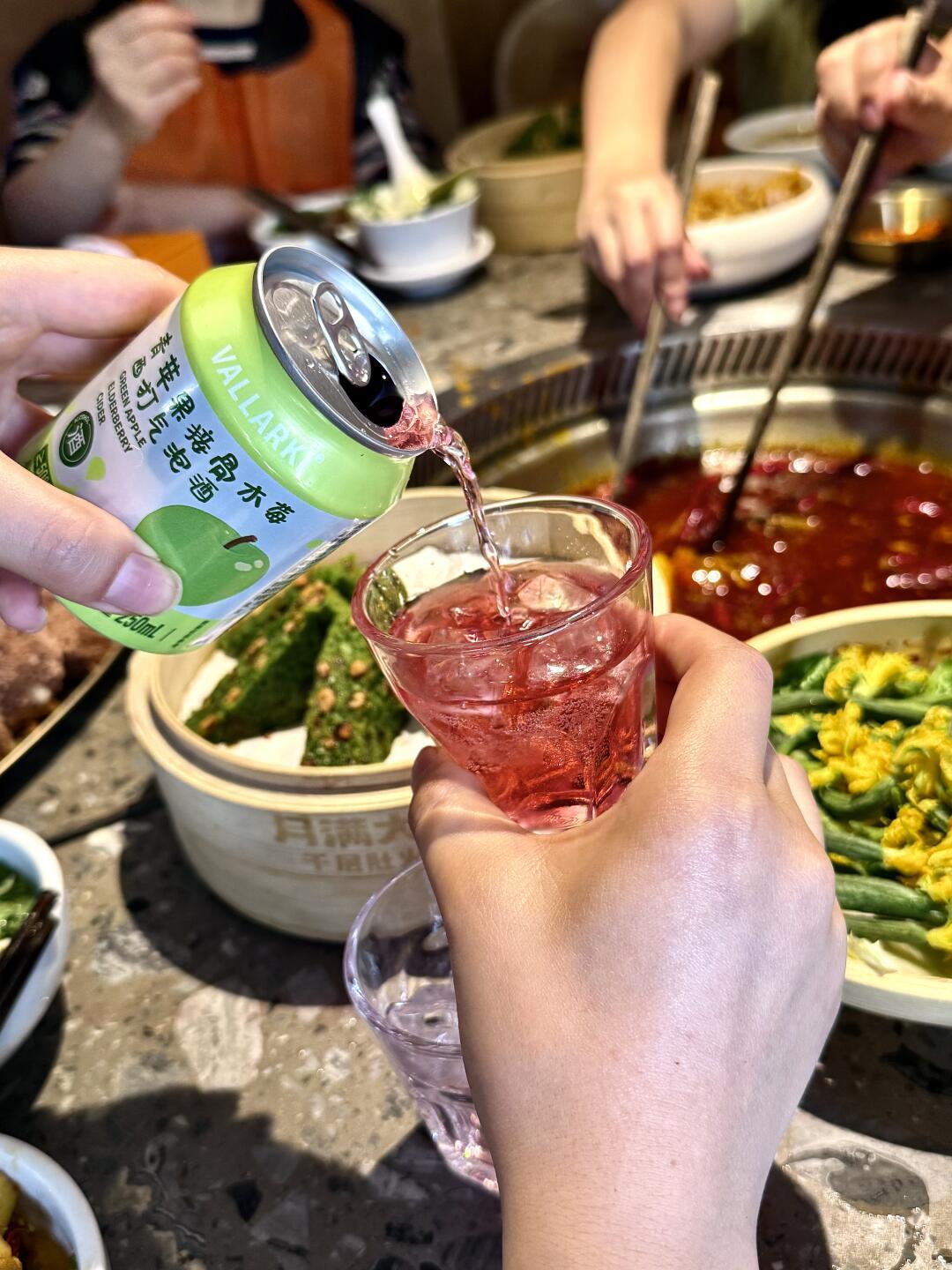 火锅局的酒别乱拎,先看锅里滚的是什么