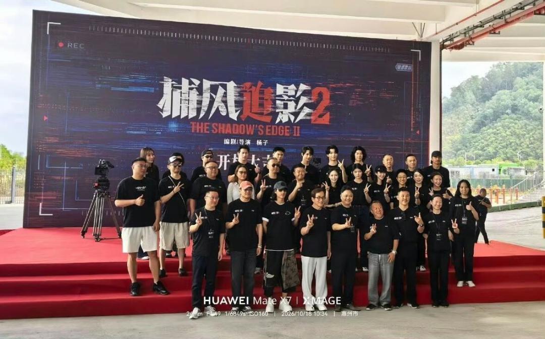 戈壁杀青,12天后开机:72岁成龙不敢停,也没人敢接
