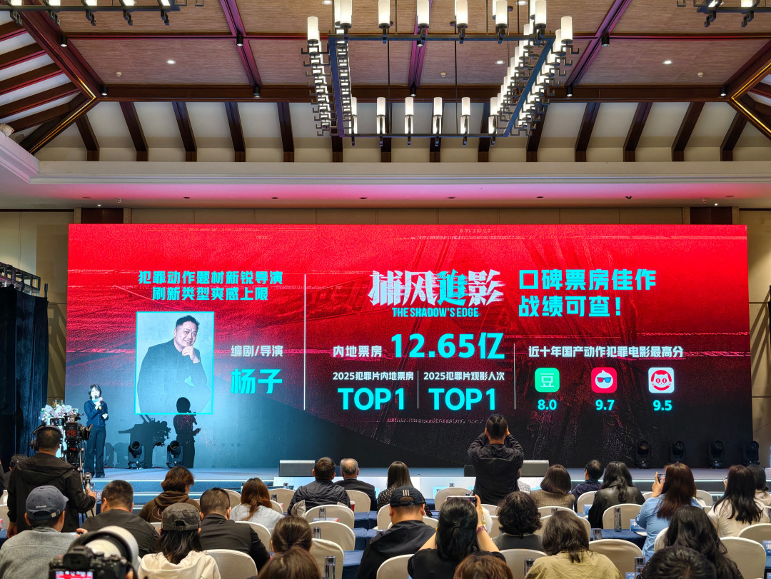 戈壁杀青,12天后开机:72岁成龙不敢停,也没人敢接