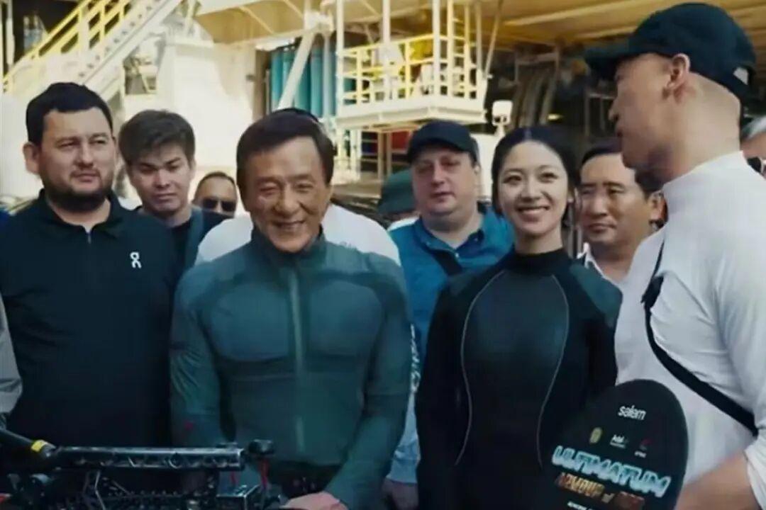 戈壁杀青,12天后开机:72岁成龙不敢停,也没人敢接
