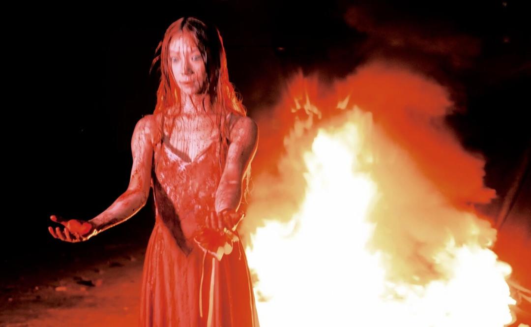 《魔女嘉莉》爆火，但评论区吵得最凶的，是这3处改动