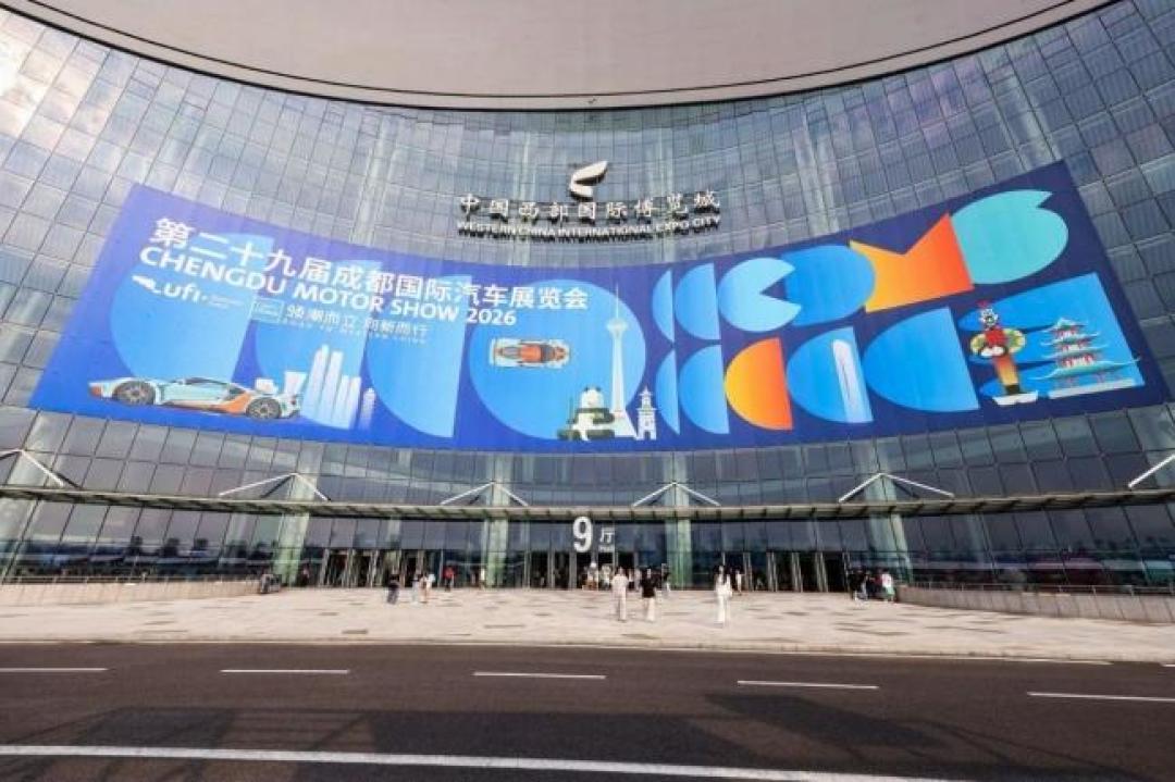 宝马×奔驰的超充招牌加上了问界:619座逸安启、0.1元入会员,800kW超充到底为谁准备