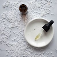 秋冬脸上搓出白泥，别急着去角质：懒人护肤该做的是减法