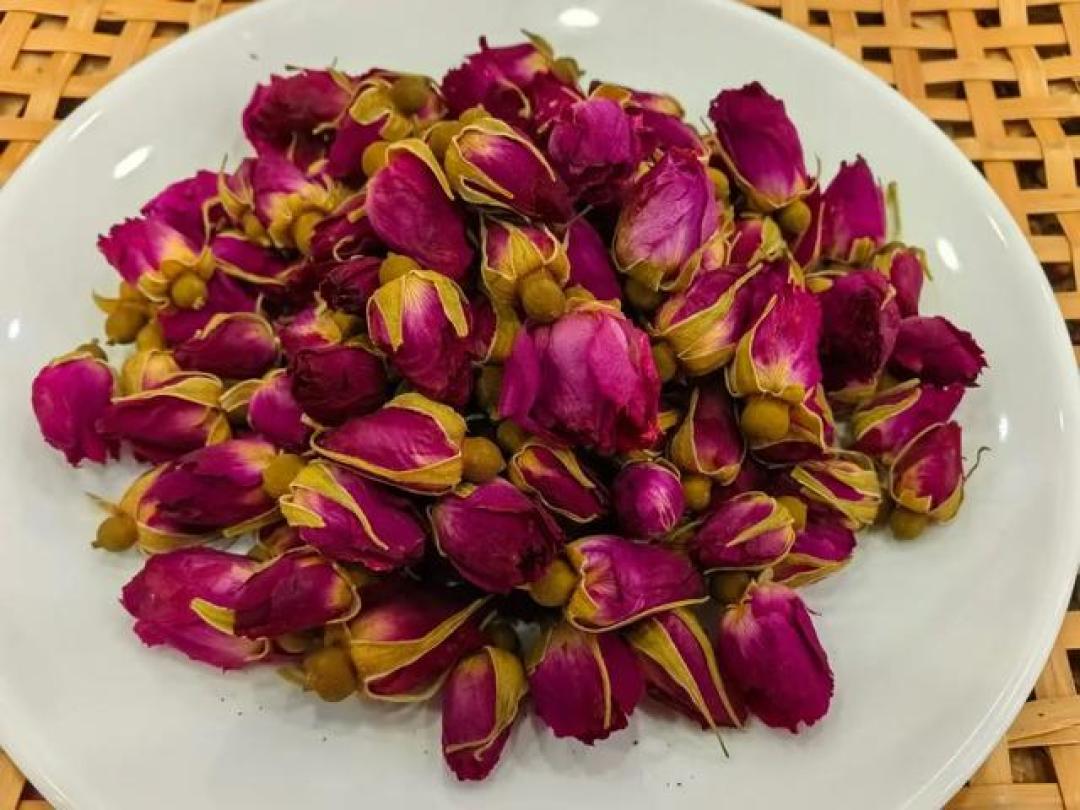 别只看花根颜色判玫瑰熏硫:求鉴定帖楼主自己也看走眼,双11买散花先看工艺、汤色、报告这三样