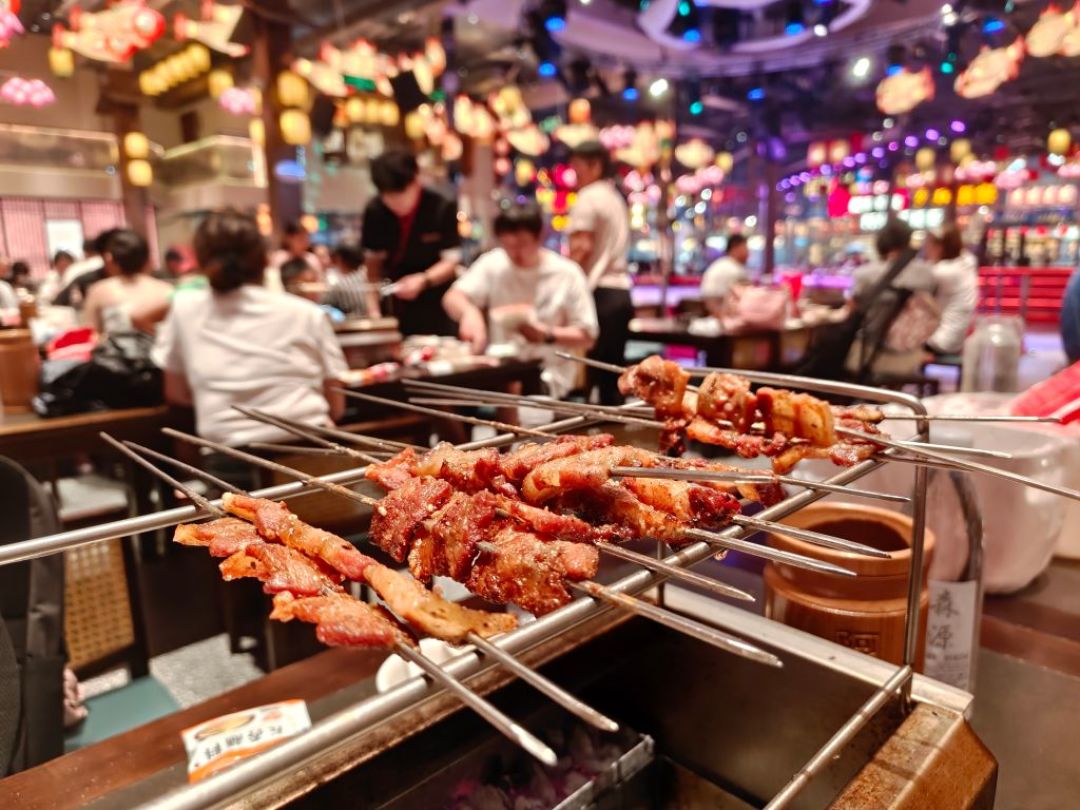 6串烤串26块,校门口一份拌粉5块:现在吃路边摊,先分清「熟客摊」和「过路摊」