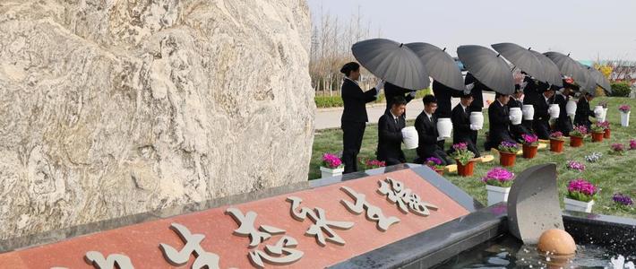 那个444分读殡葬的男生，去给逝者穿衣了