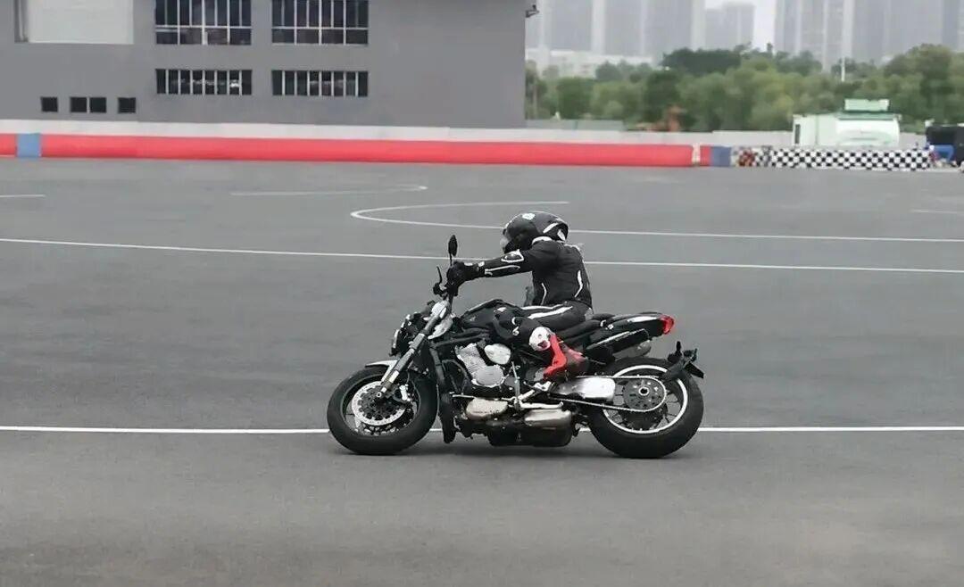 升仕把三缸街车标到280km/h,然后送去了米兰