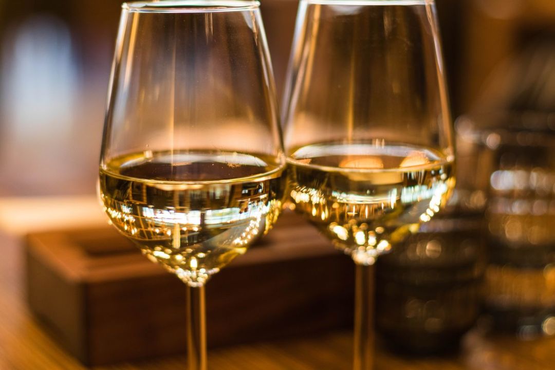 同一瓶酒,进冰箱一会儿像换了一瓶:“常温喝”是个误会