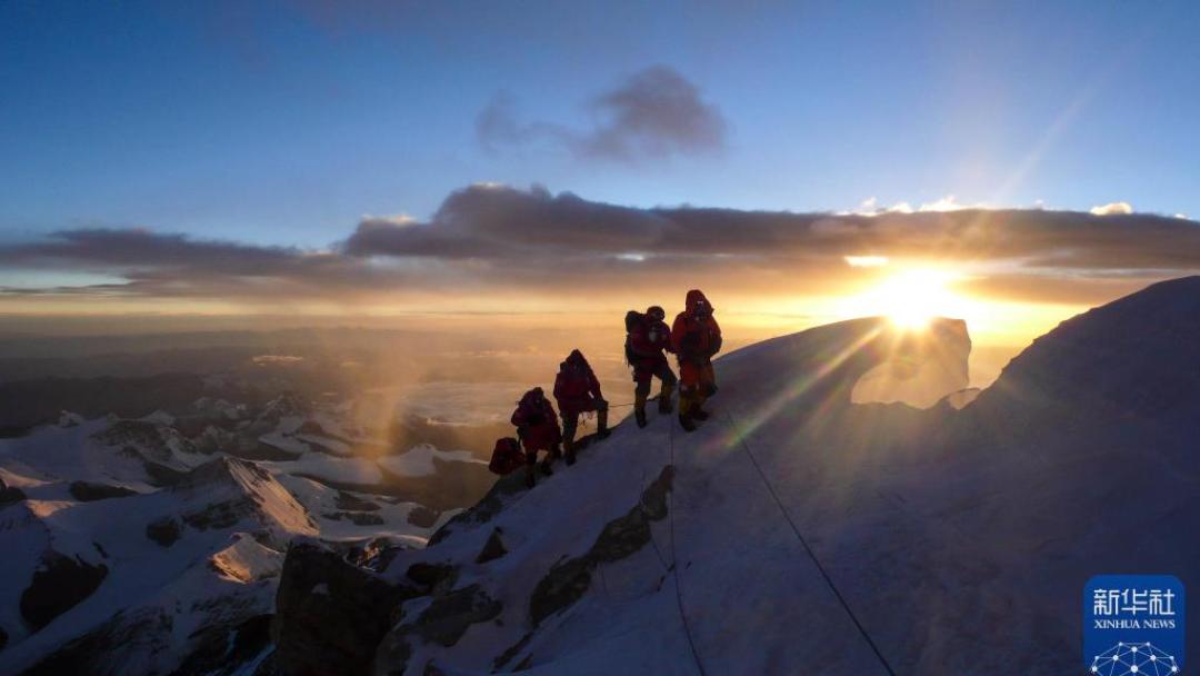 陪中国登山队上珠峰的奥索卡,30年后在商场里重新介绍自己