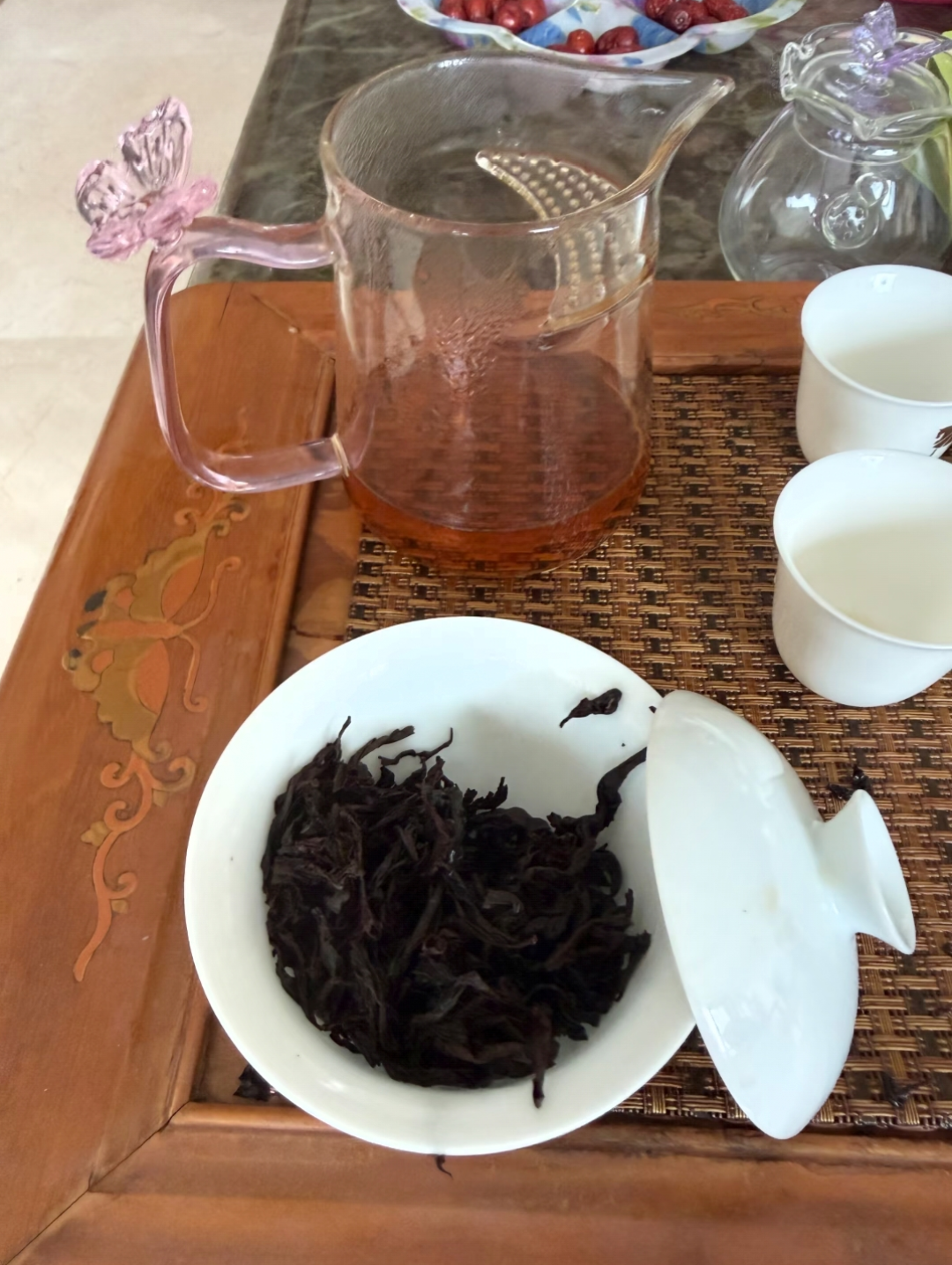 八马茶王赛“茶王”11月1日加冕：官价3万的茶王5888挂二手、12800获奖茶被老茶客打89分说“工艺不行”——对完办赛账，斗茶溢价就两件东西：头衔和礼盒