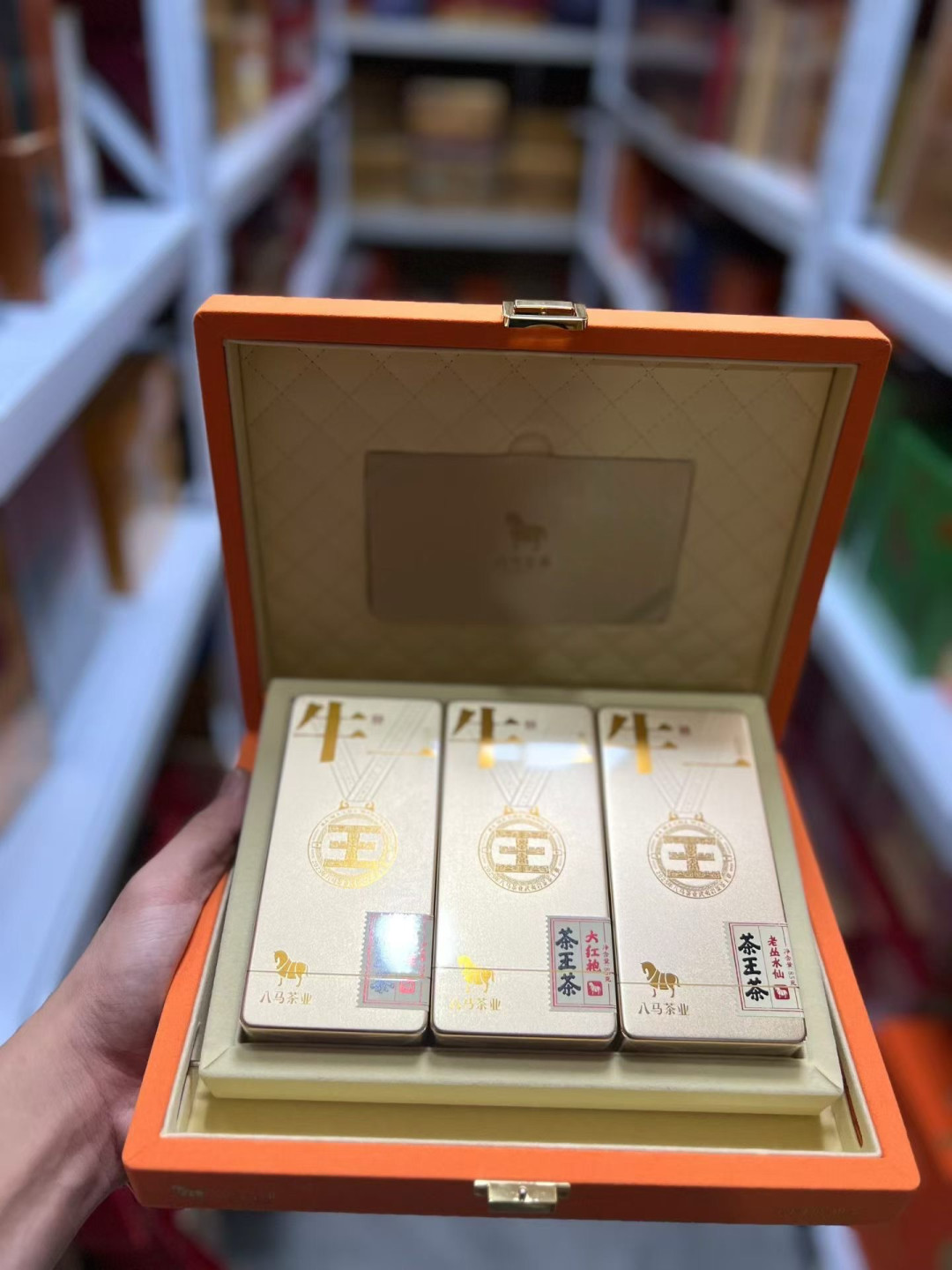 八马茶王赛“茶王”11月1日加冕：官价3万的茶王5888挂二手、12800获奖茶被老茶客打89分说“工艺不行”——对完办赛账，斗茶溢价就两件东西：头衔和礼盒