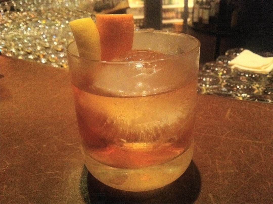 白兰地到底能不能加冰？广东人一小口地抿，年轻人加满冰杯，差别在
