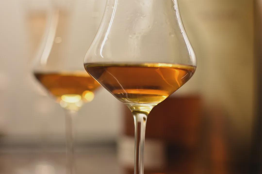 白兰地到底能不能加冰？广东人一小口地抿，年轻人加满冰杯，差别在