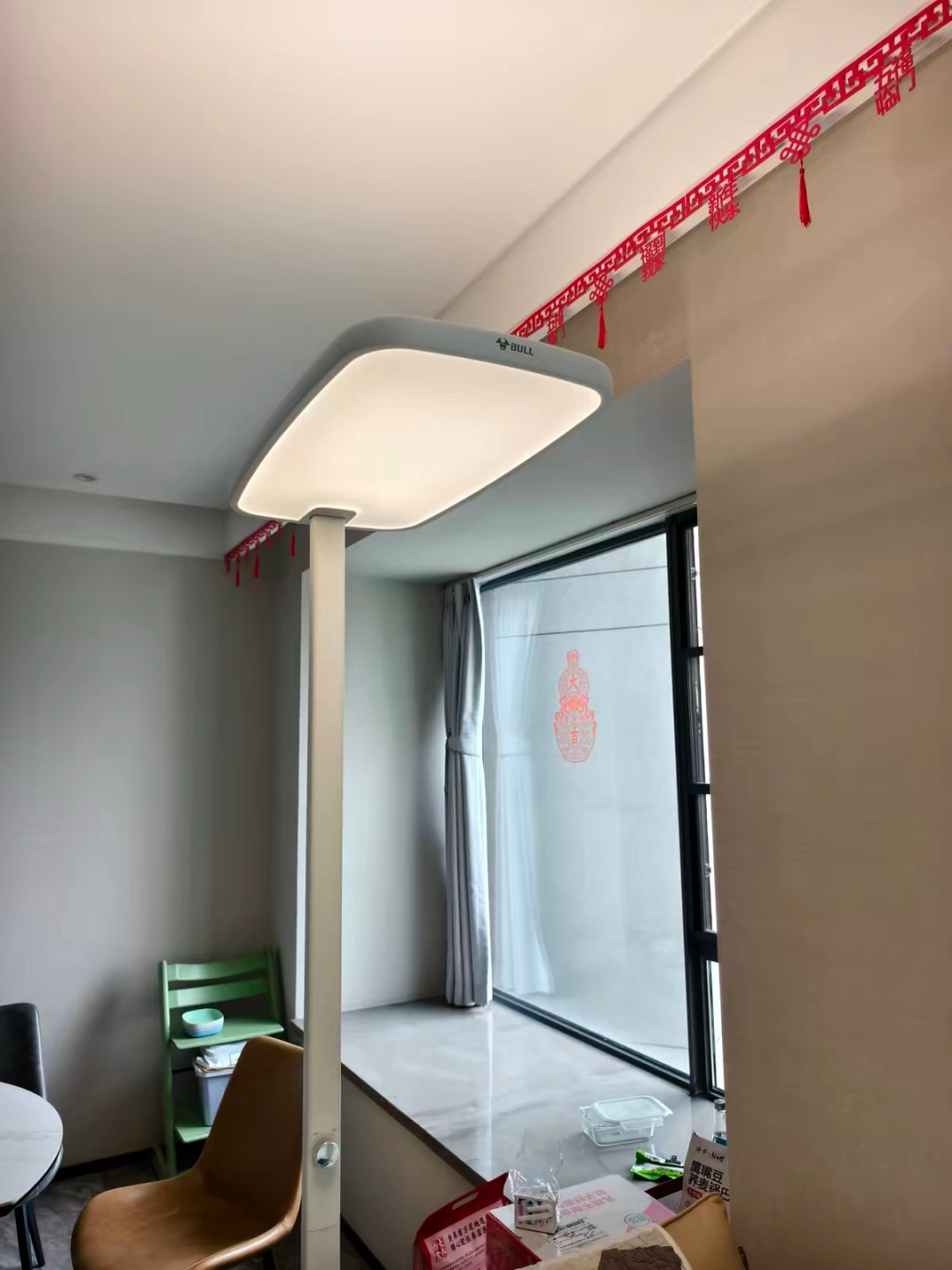 买护童学习桌前先算“灯”这笔账：套餐自带天幕，还要不要再掏两三千上大路灯？