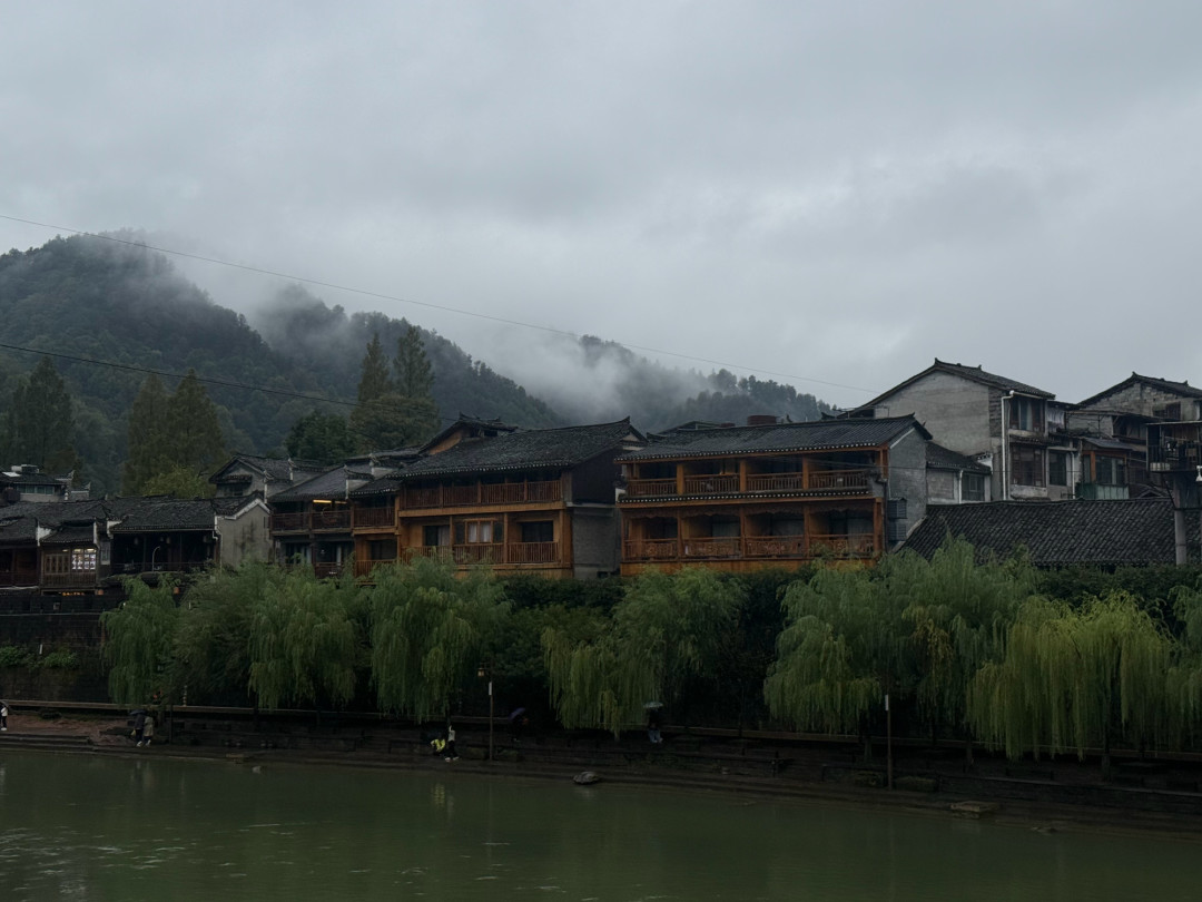 十月底的凤凰古城,白天终于安静下来了
