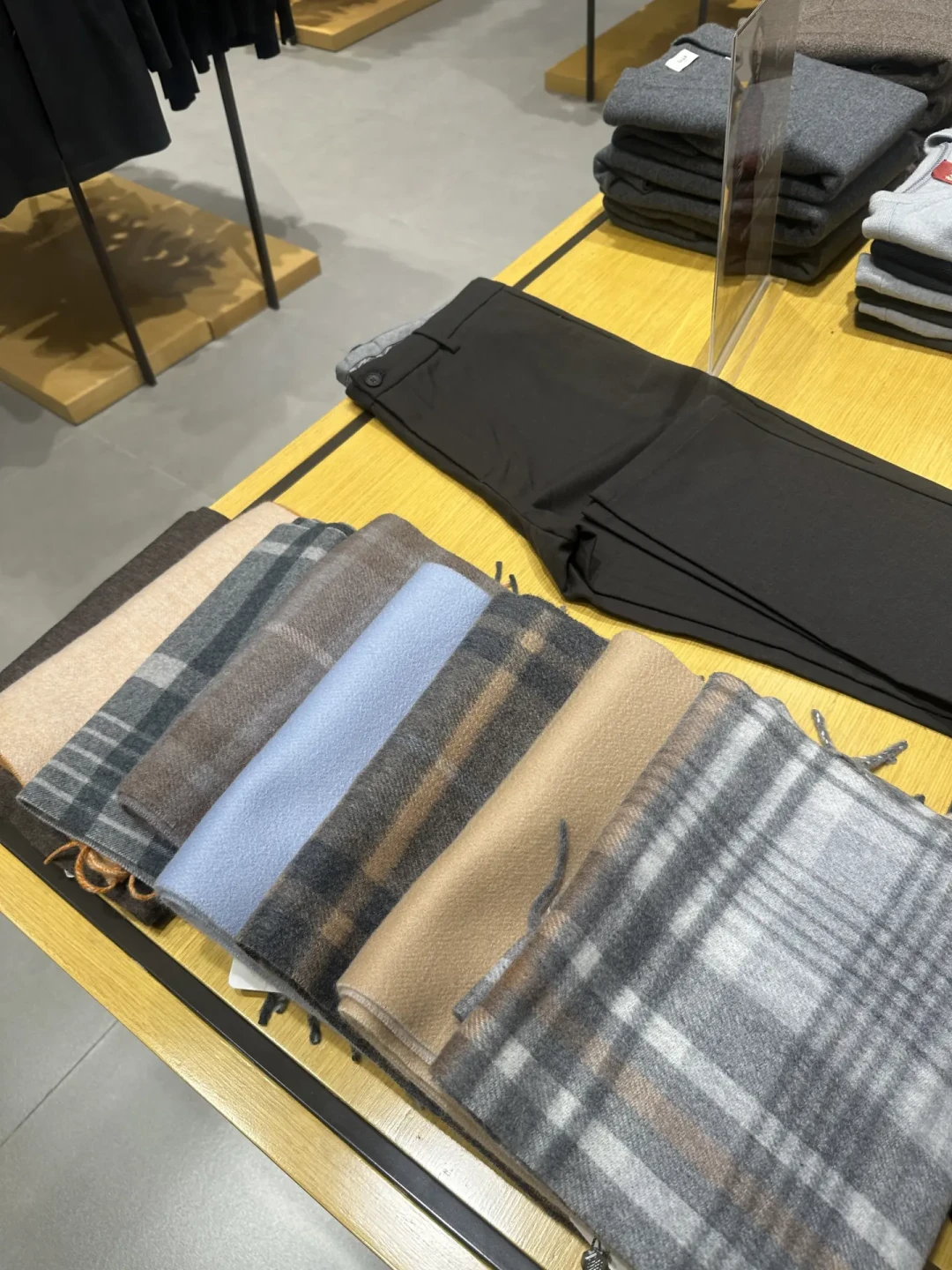 深秋买羊绒衫别乱花钱:预算两百到四千档,六个价位档一次盘明白
