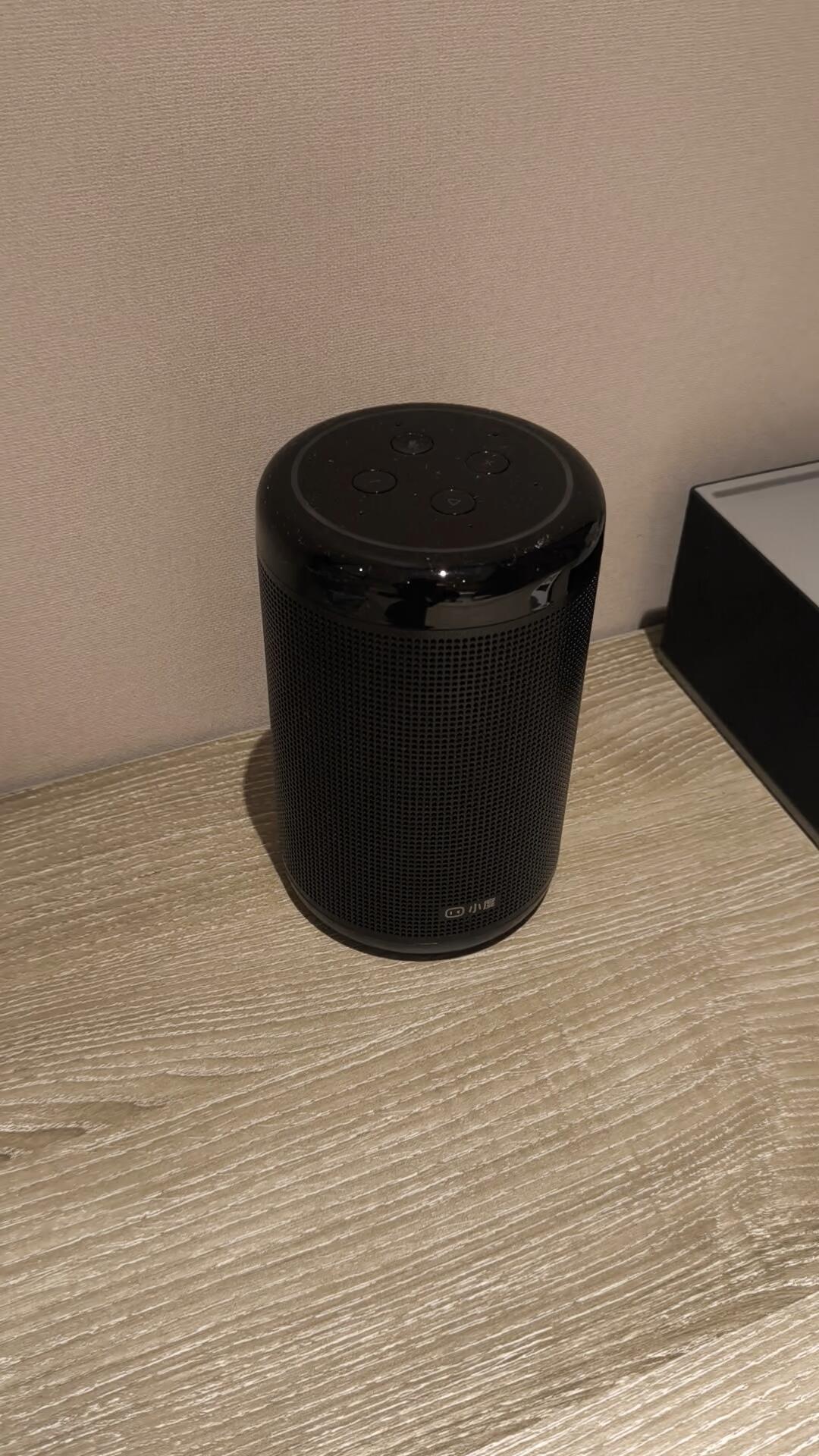 小度音箱放在卧室木柜上的实拍