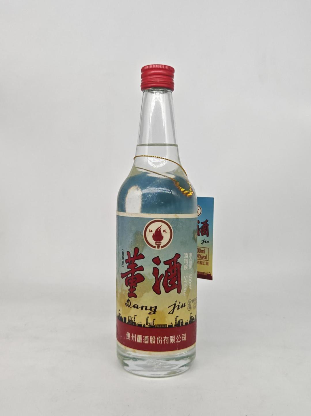 家里那瓶老董酒到底值多少钱？我对照了十几城的秋市回收价：近年款卖不过电商，八十年代款才是真钱