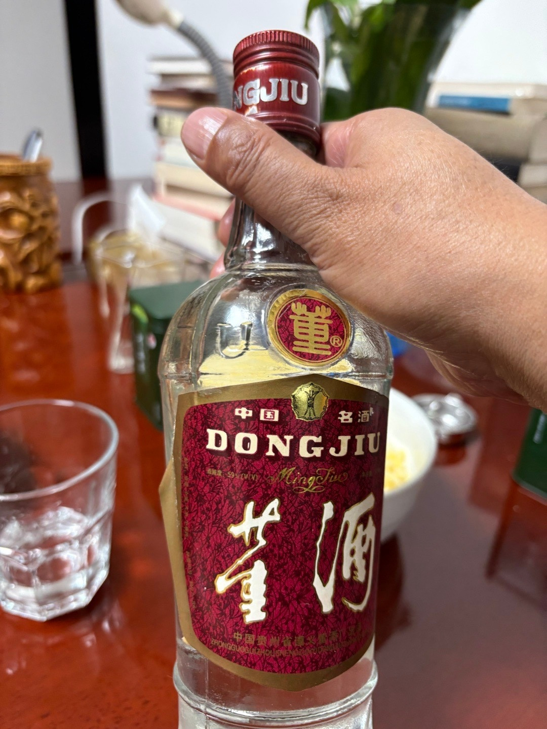 家里那瓶老董酒到底值多少钱？我对照了十几城的秋市回收价：近年款卖不过电商，八十年代款才是真钱