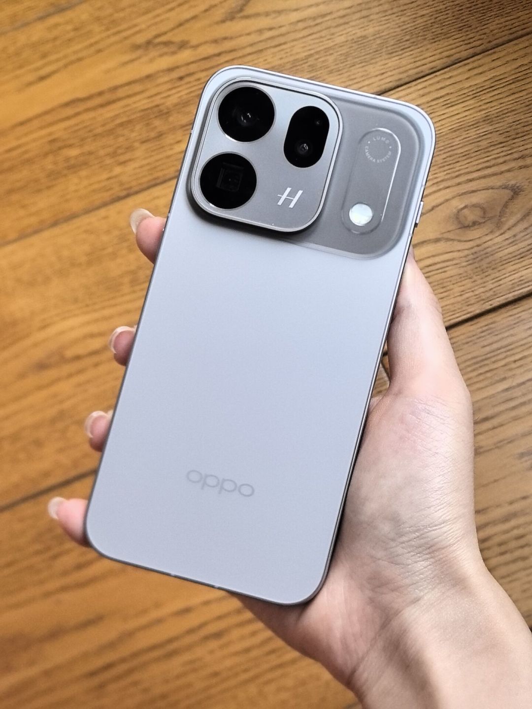 Find X10 的 4999 撞上 iPhone 17 的 5299：为「苹果保值」掏钱之前，先看看今年的行情