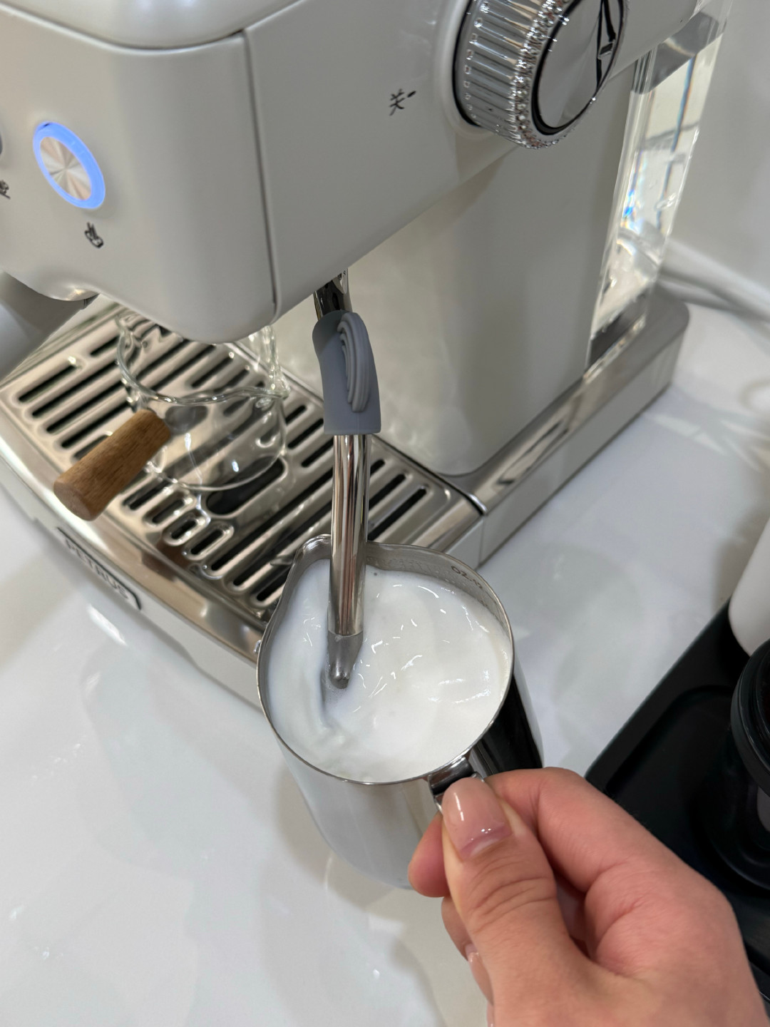 柏翠咖啡机杯子发酸、蒸汽串味,先接一杯热水喝一口:翻完评论区近半年的求助帖,变味的往往不是豆子