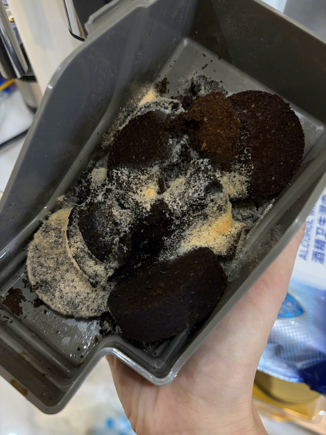 柏翠咖啡机杯子发酸、蒸汽串味,先接一杯热水喝一口:翻完评论区近半年的求助帖,变味的往往不是豆子