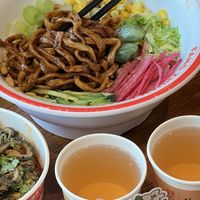 不推联名套餐、不做限定周边，方砖厂×张一元只把花茶免费端上桌，为什么反而火了