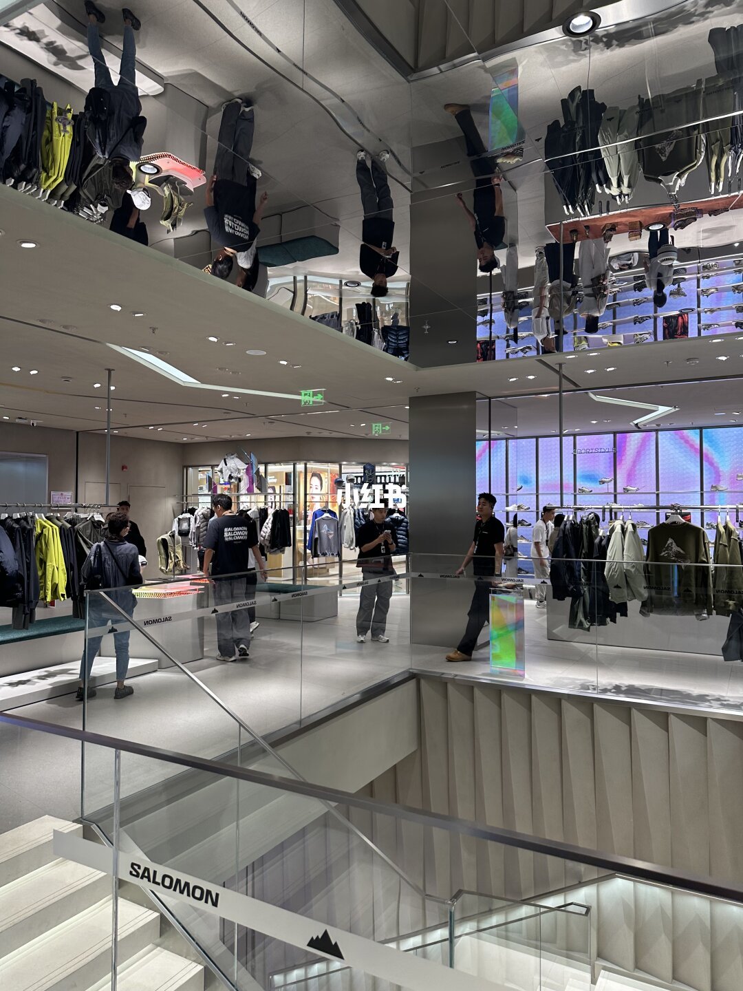 萨洛蒙把一半店面让给了衣服