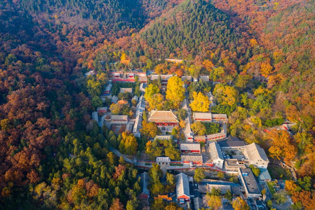 去京西古道别只看红叶，先摸一摸石头上的蹄窝