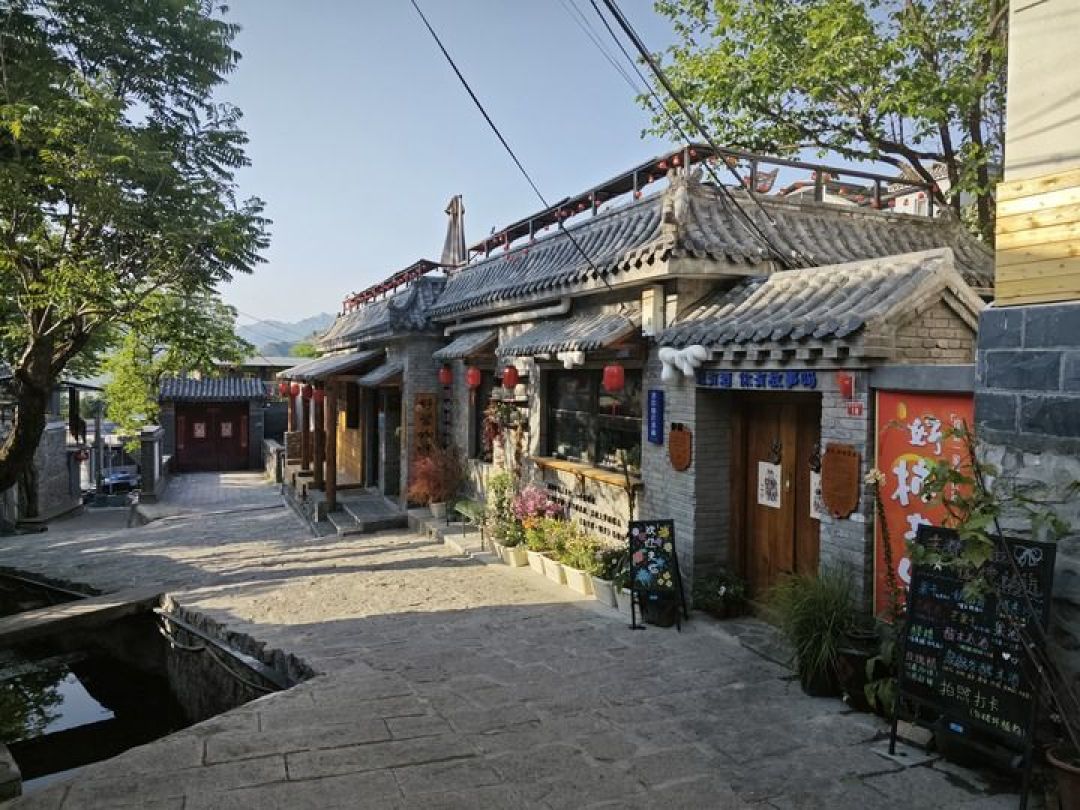 去京西古道别只看红叶，先摸一摸石头上的蹄窝