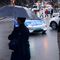 雨衣卷进后轮，人瞬间被带倒：雨天骑电动车，先把这5件事做对