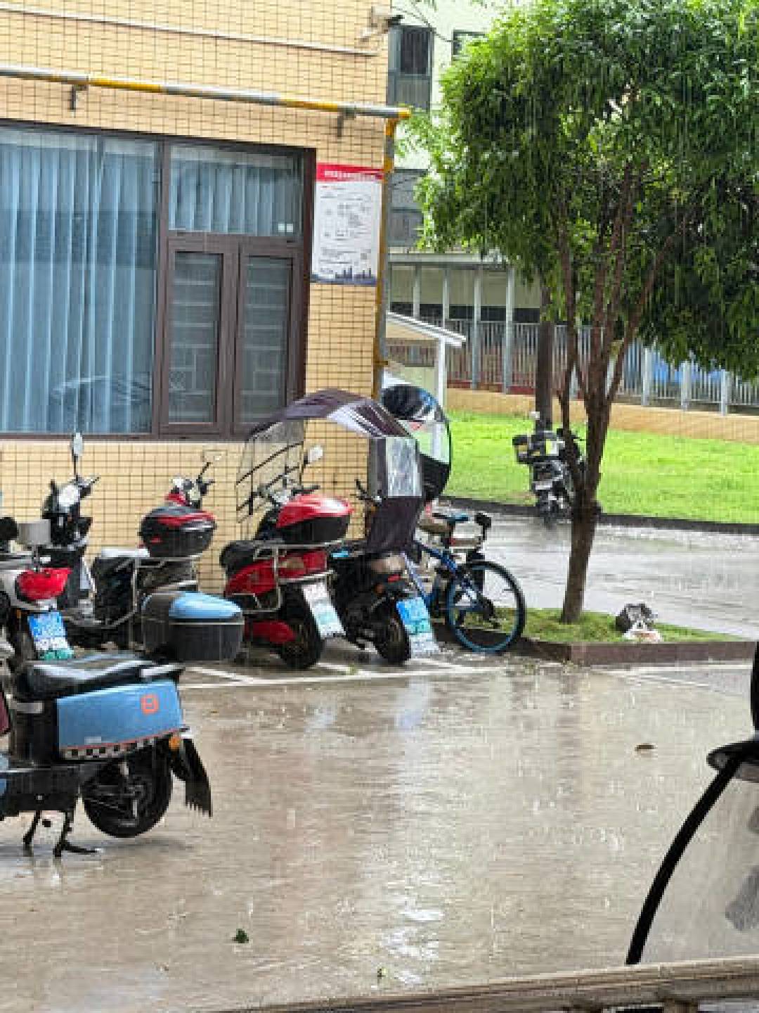 雨衣卷进后轮,人瞬间被带倒:雨天骑电动车,先把这5件事做对