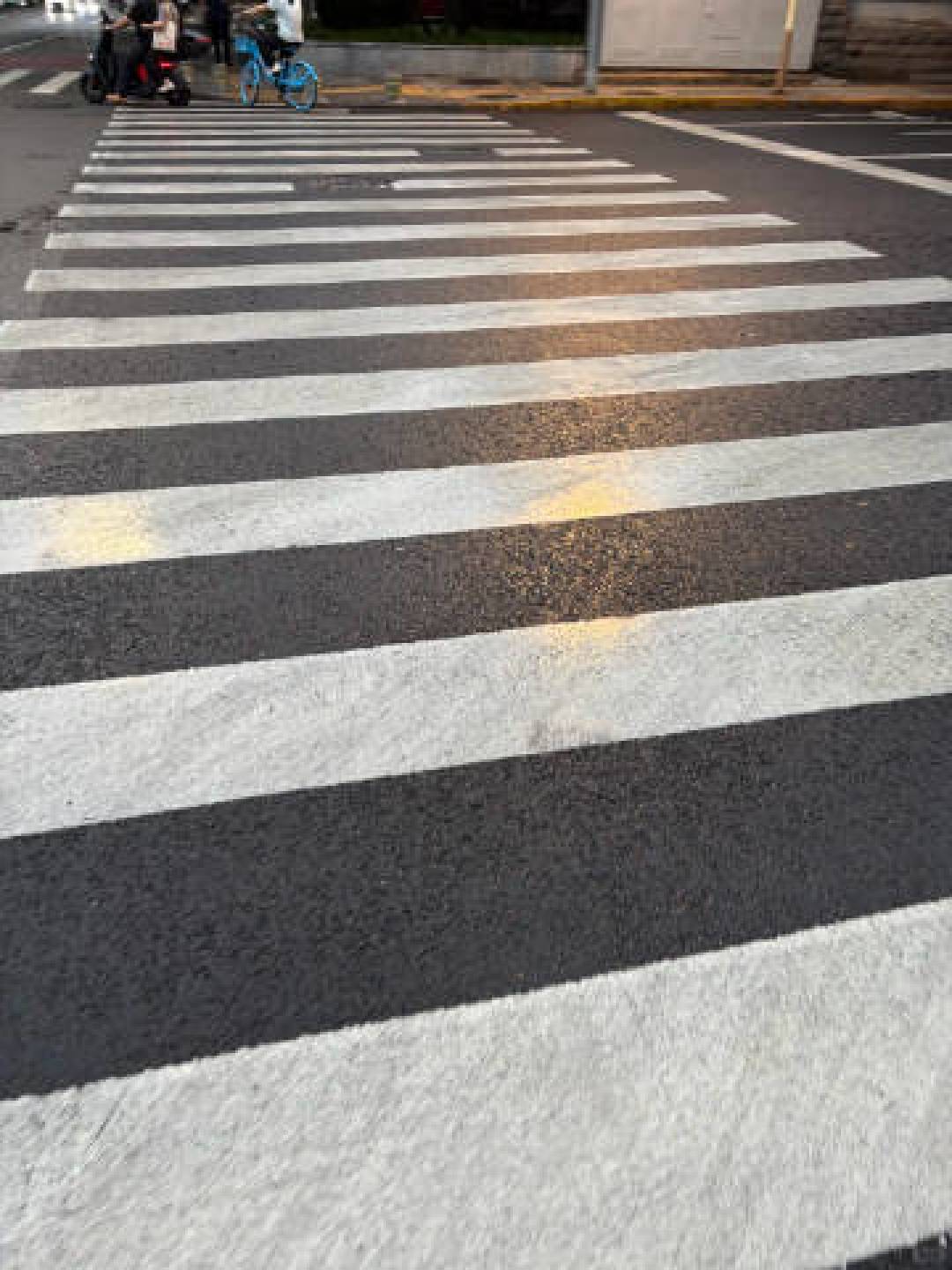 雨衣卷进后轮,人瞬间被带倒:雨天骑电动车,先把这5件事做对