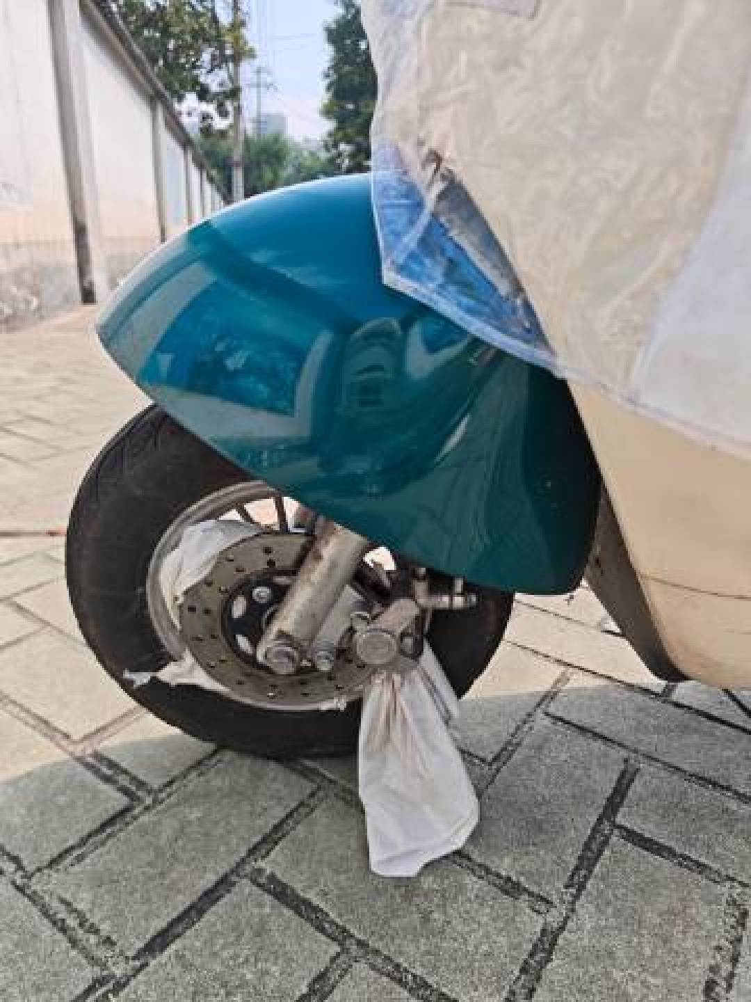 雨衣卷进后轮,人瞬间被带倒:雨天骑电动车,先把这5件事做对