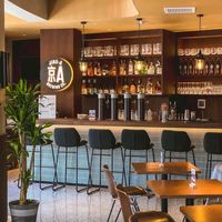 五个人必须点五杯？酒吧"人均一杯"新规吵上热搜，这四类钱哪些能拒付、哪些只能认，先看这篇