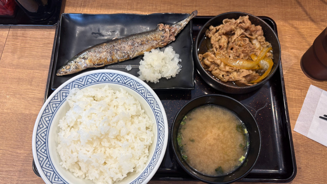一条秋刀鱼摆反了方向,在日本吵出百万阅读:鱼肚朝不朝你,才是日料的待客线