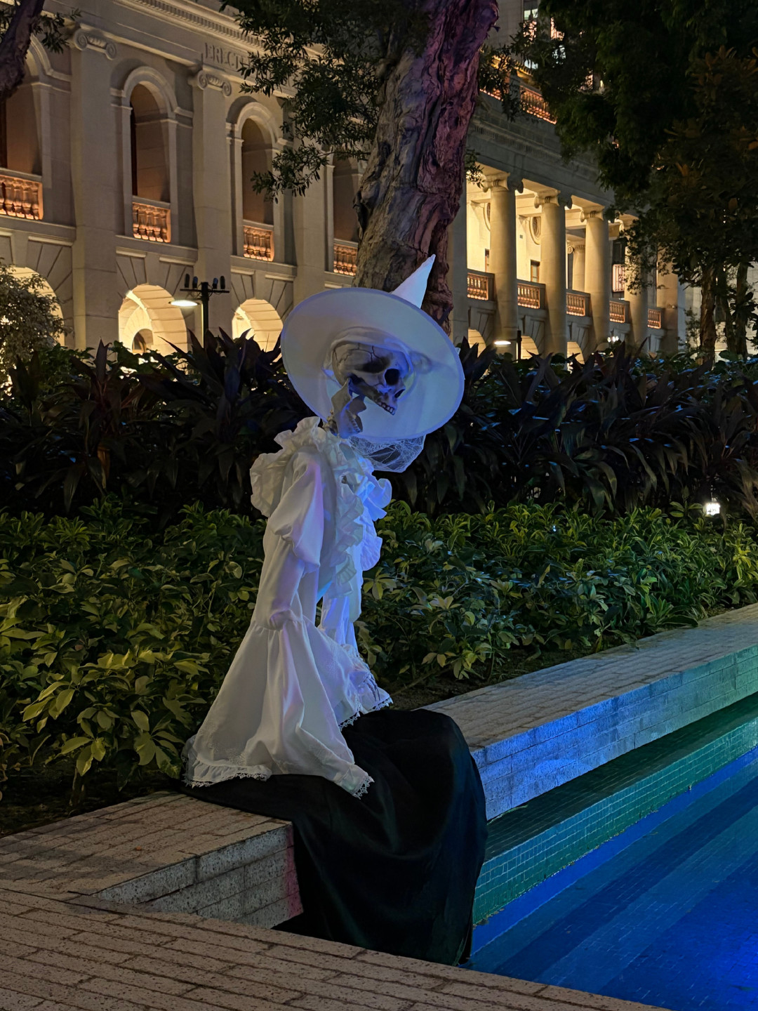 散台低消翻三倍、席位拿去拍卖:万圣夜泡吧行情,订位前看懂