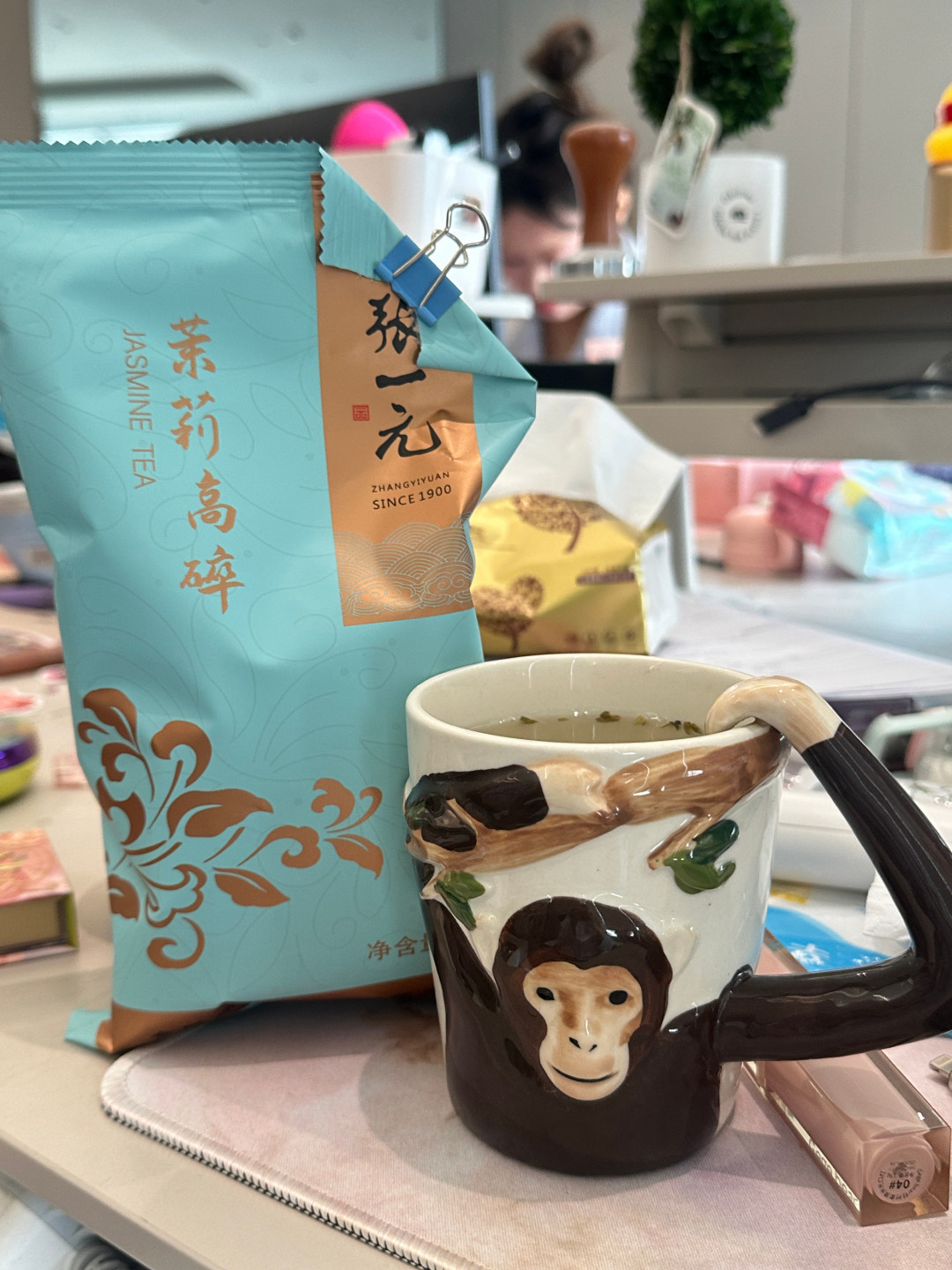 2026张一元高碎的“味道变了”帖和“发现虫子”帖,被同一届茶友置顶:冲热水之前,先看这三笔账