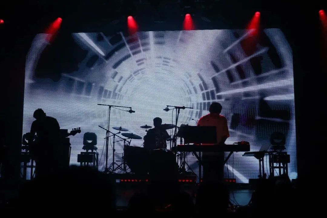 同一间Livehouse，有人去听乐队，有人去听大合唱