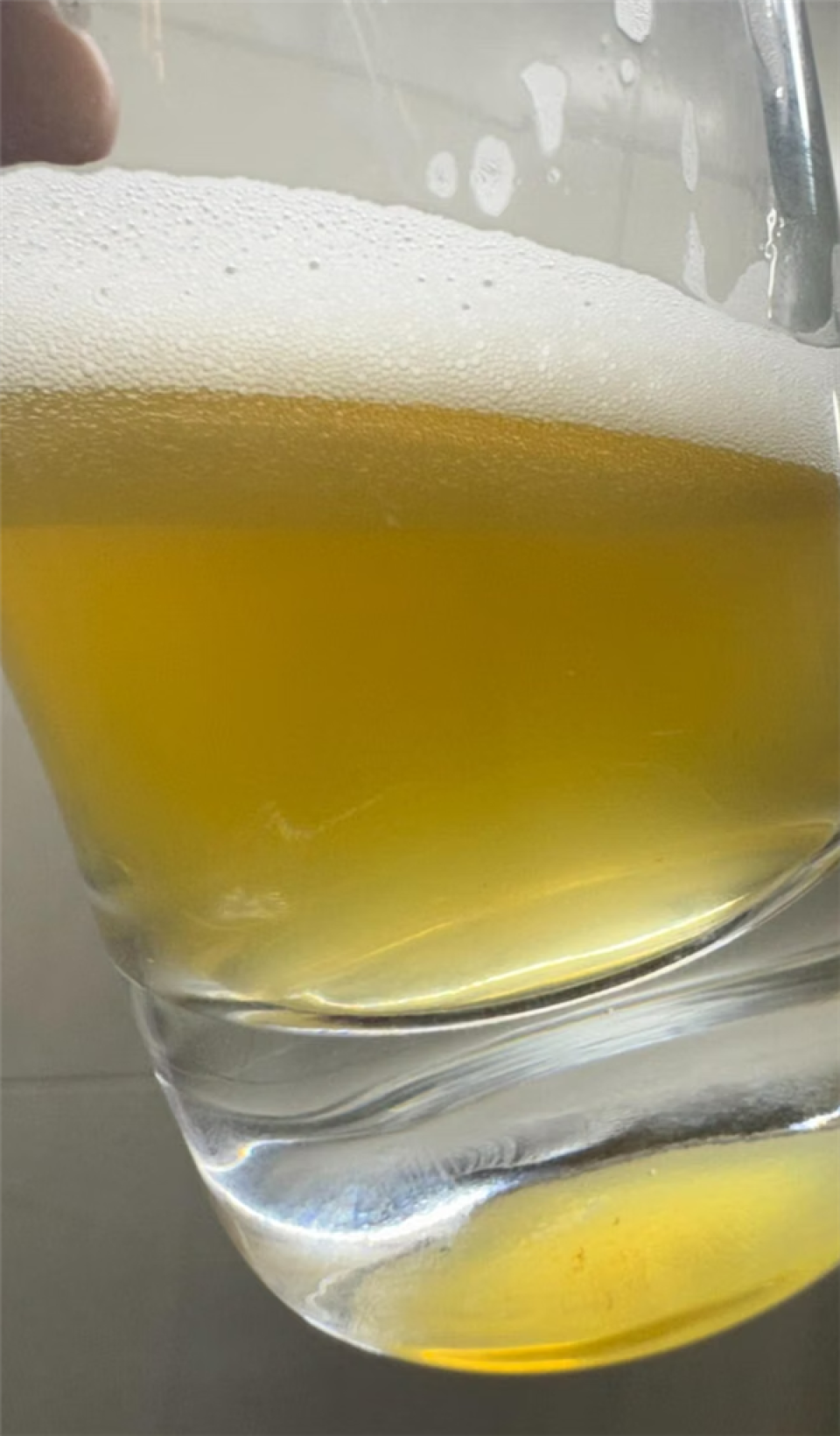 意大利男子发现冰封半个世纪的啤酒:酿酒师喝完直呼绝了