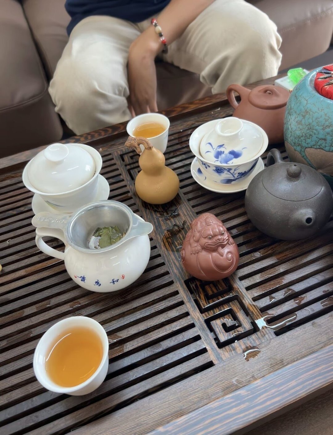 长期喝茶 vs 长期喝白开水,120万播放吵上桌:喝茶的加分是真的,但三口茶正在把分扣光