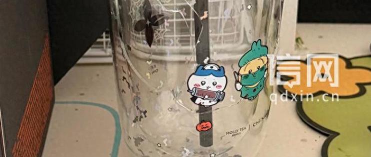 茉莉奶白联名玻璃杯上市当天遭消费者集中反映易碎划手