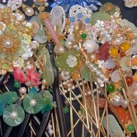 热榜“手搓珍珠款圣女可可妆”：AI先造的脸，真人手搓上脸