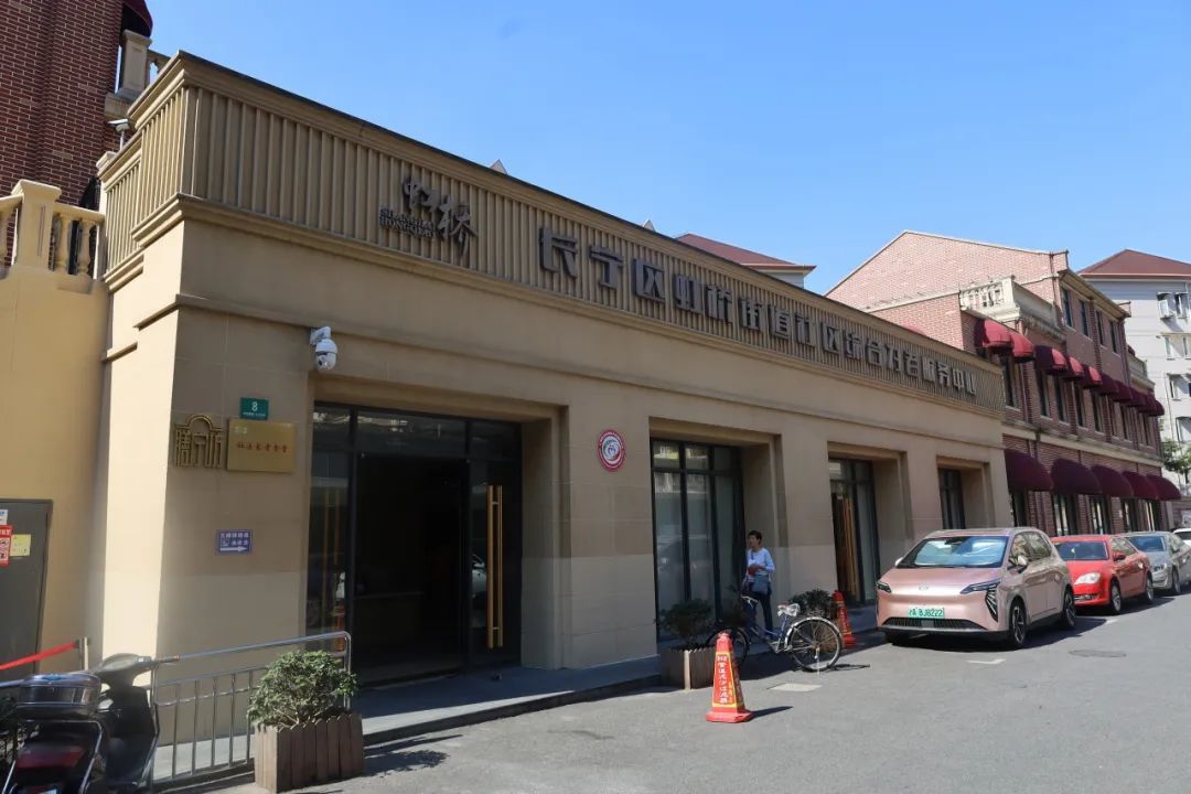 60岁办不了健身卡，77岁的他在客厅练了两年