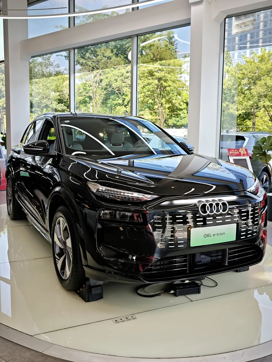 54万点赞的宣传视频,和月销484台的Q6L e-tron:想捡26.98万的四环纯电,先看完配置梯度和三组数字