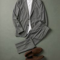 秋冬通勤西装别急着配衬衫，里面换件白T